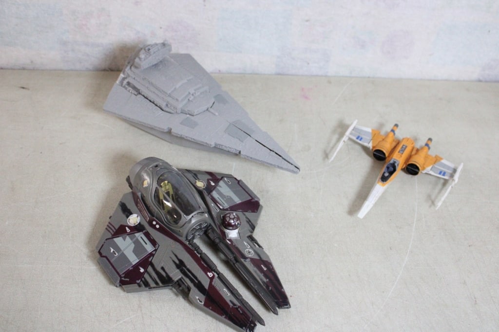 3 Star Wars Ships: 3 Star Wars Ships - Imperial Star Destroyer 2014 Battery Operated and untested, Obi Wan Kenobi Star Fighter Ship 2004 and X Wing Fighter. Lot Size 23" x 12" x 10". 3 Lbs. All information and photos,