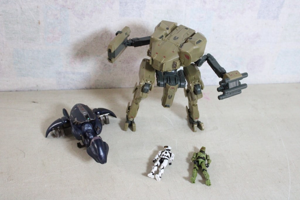 Halo Ghost Mantis Covenant and 2 Figures: Halo Ghost Mantis Covenant and 2 Figures - Lot Size 14" x 12" x 10". 2 Lbs. All information and photos, which are part of the description, are intended to be as accurate as possible, but errors are
