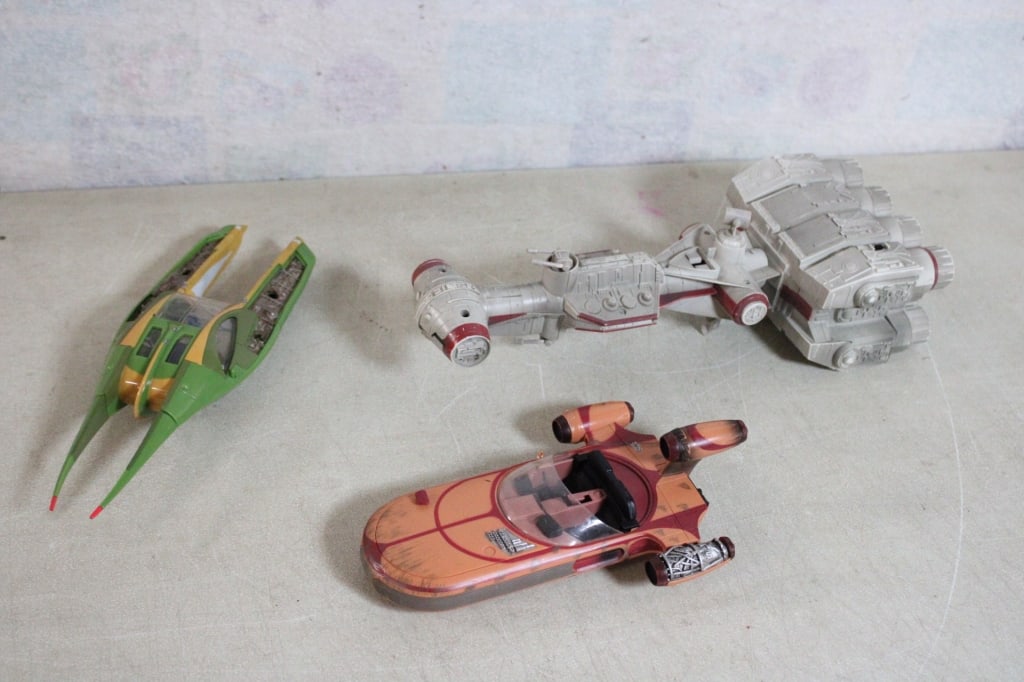 3 Star Wars Ships: 3 Star Wars Ships - 2002 Star Wars Green Ship Zam Wessell Speeder and Star Wars Land Speeder. Star Runner Space Ship is a battery operated toy and has not been tested, no batteries with it. Lot Size