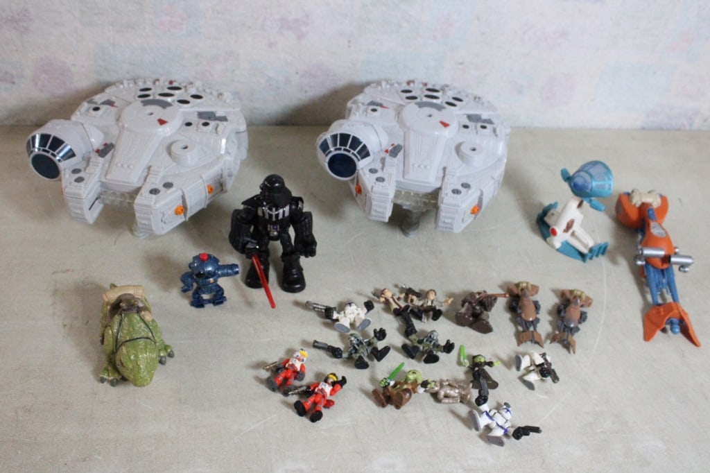 Playskool Star Wars Millenium Falcons & Figures: Playskool Star Wars Millenium Falcons & Figures - Lot Size 16" x 16" x 14". 8 Lbs. All information and photos, which are part of the description, are intended to be as accurate as possible, but