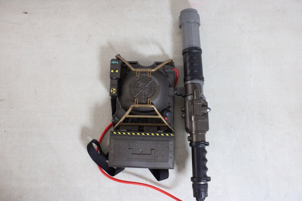 Ghostbuster Proton Pack & Projector Works: Ghostbuster Proton Pack & Projector Works - By Mattel in 2016. Lot Size 22" x 12" x 6". 2 Lbs. All information and photos, which are part of the description, are intended to be as accurate as