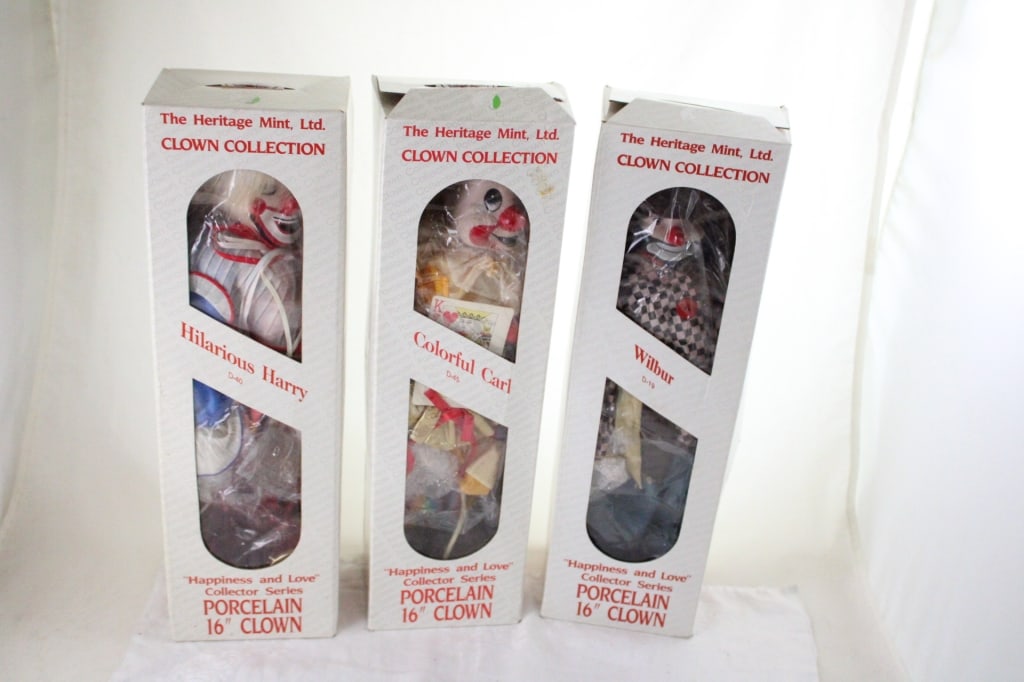 3 Heritage Mint Clown Collection Figures in Boxes: 3 Heritage Mint Clown Collection Figures in Boxes - Colorful Carl, Hilarious Harry D-40 and Wilbur D-19. Lot Size 16" x 17" x 4". 5 Lbs. All information and photos, which are part of the description,