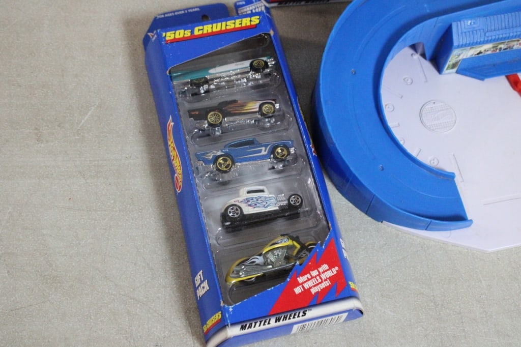 Hot Wheels Car Wash & 3 Sets Cars - 2