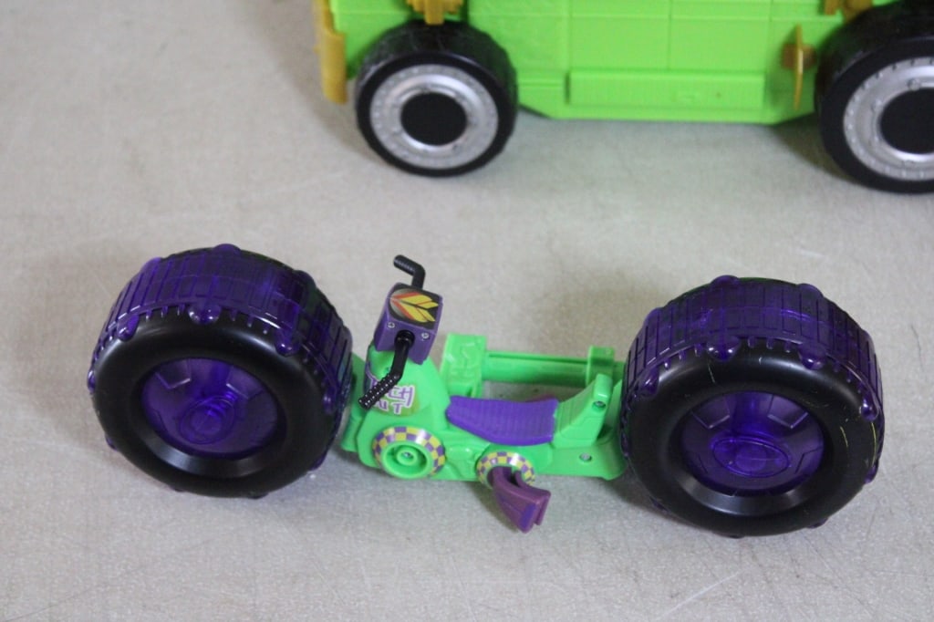 4 Teenage Mutant Turtles Vehicles - 3
