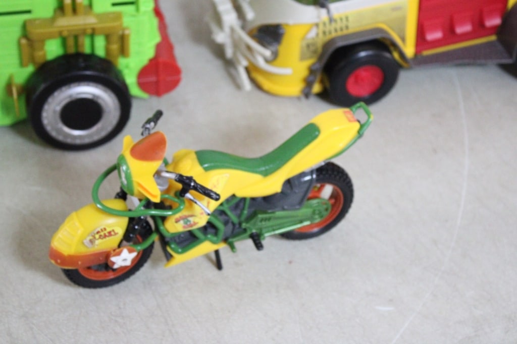 4 Teenage Mutant Turtles Vehicles - 4