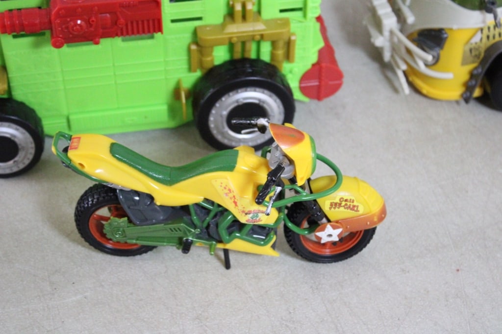 4 Teenage Mutant Turtles Vehicles - 5