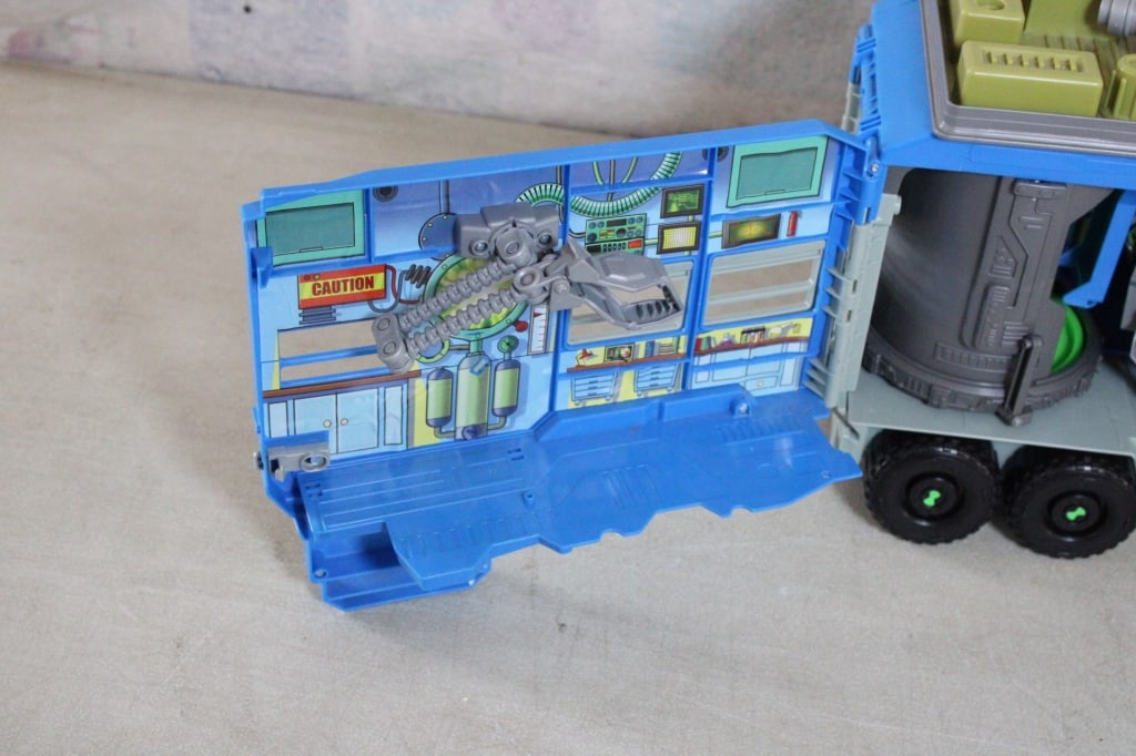 Ben 10 Rust Bucket Play Set RV Transformer - 10
