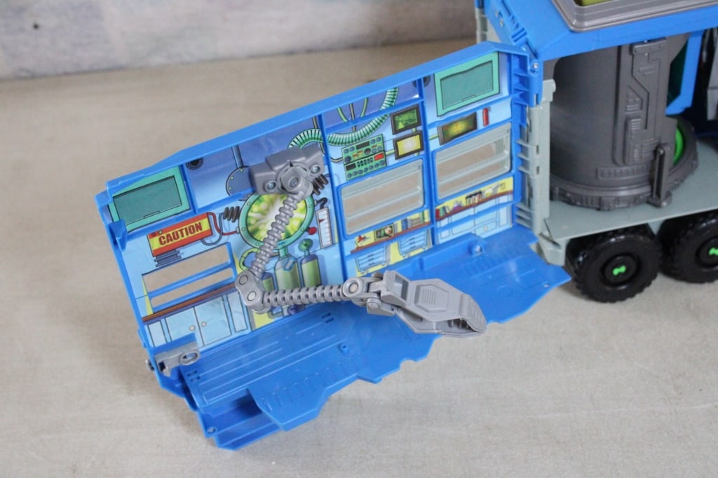 Ben 10 Rust Bucket Play Set RV Transformer - 11
