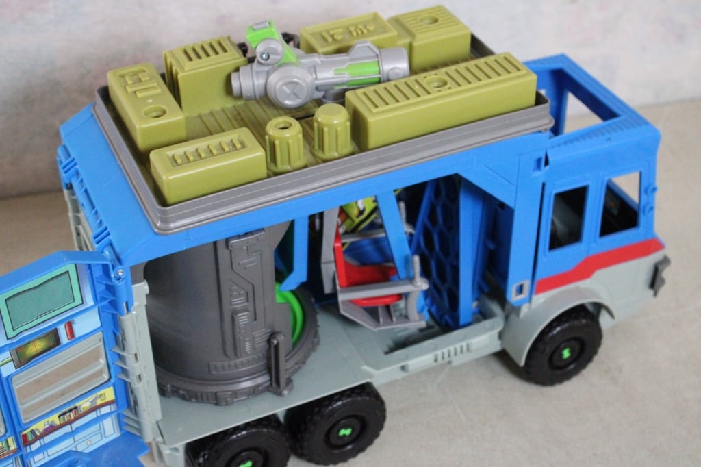 Ben 10 Rust Bucket Play Set RV Transformer - 12