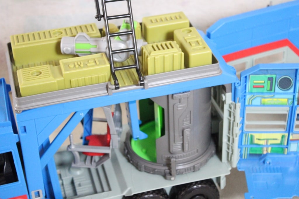 Ben 10 Rust Bucket Play Set RV Transformer - 15