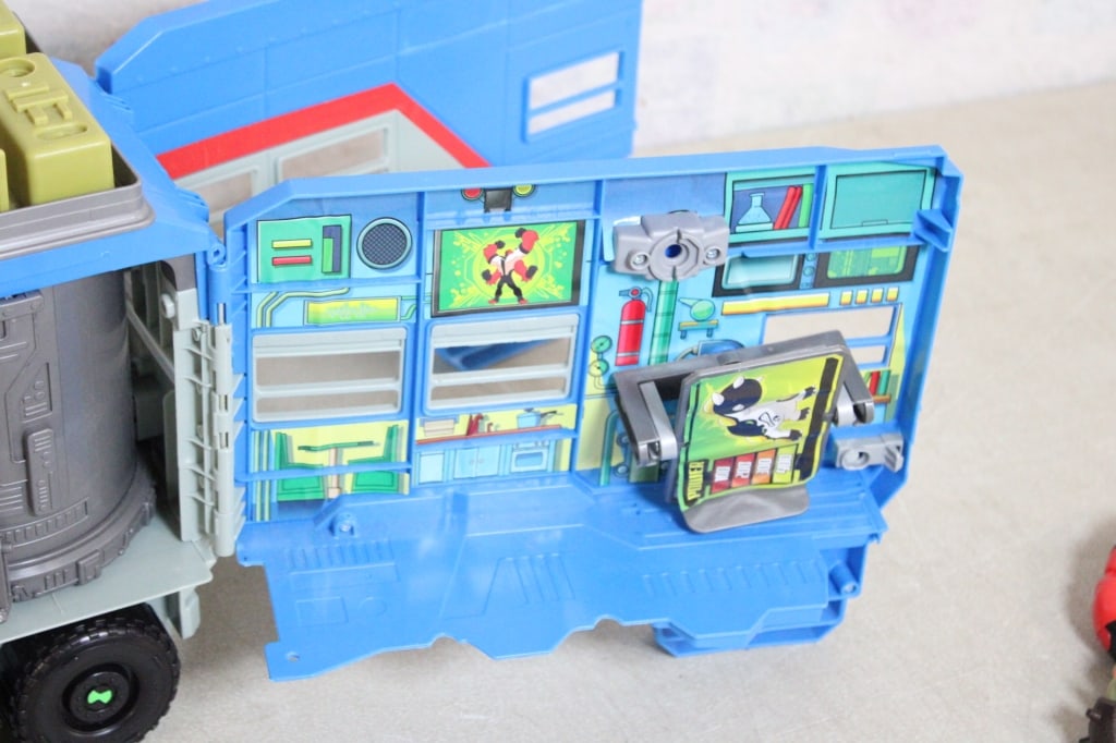 Ben 10 Rust Bucket Play Set RV Transformer - 16