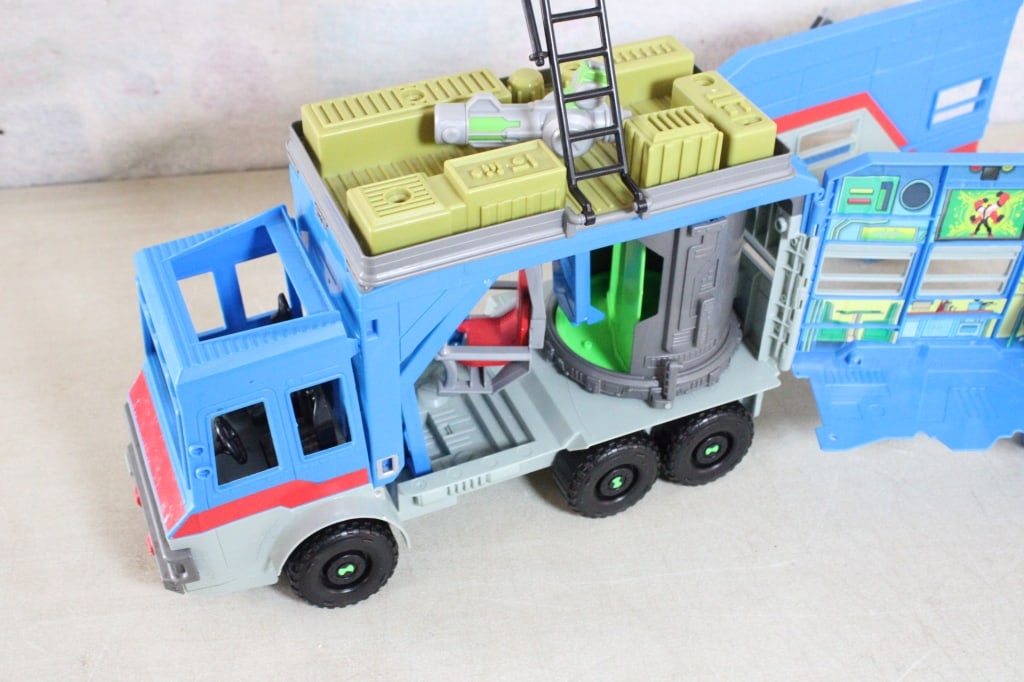 Ben 10 Rust Bucket Play Set RV Transformer - 18