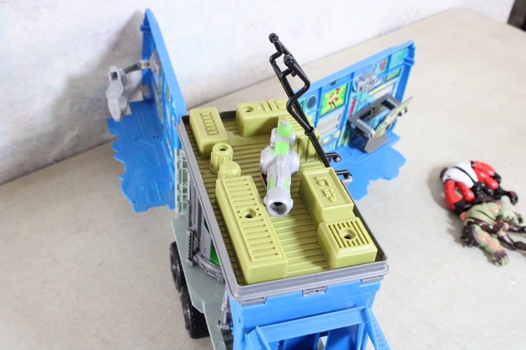 Ben 10 Rust Bucket Play Set RV Transformer - 19