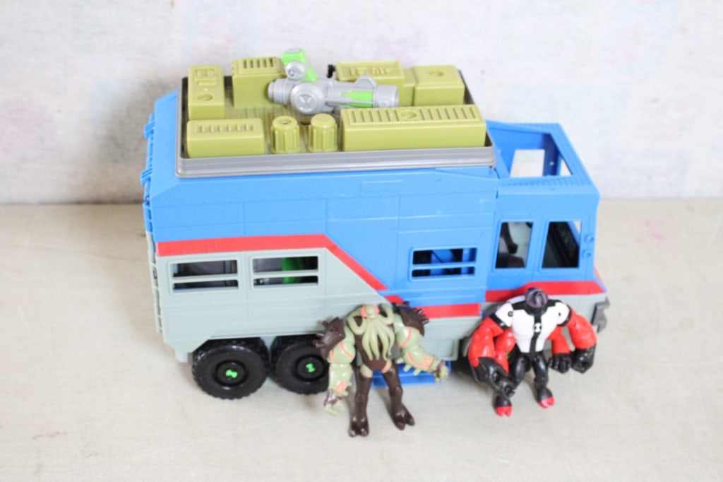 Ben 10 Rust Bucket Play Set RV Transformer: Ben 10 Rust Bucket Play Set RV Transformer - with 2 Figures by Playmates. Lot Size 17" x 13" x 8". 6 Lbs. All information and photos, which are part of the description, are intended to be as accurate 