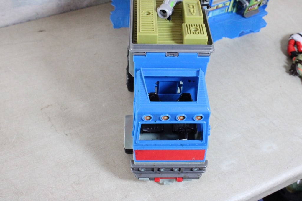 Ben 10 Rust Bucket Play Set RV Transformer - 20