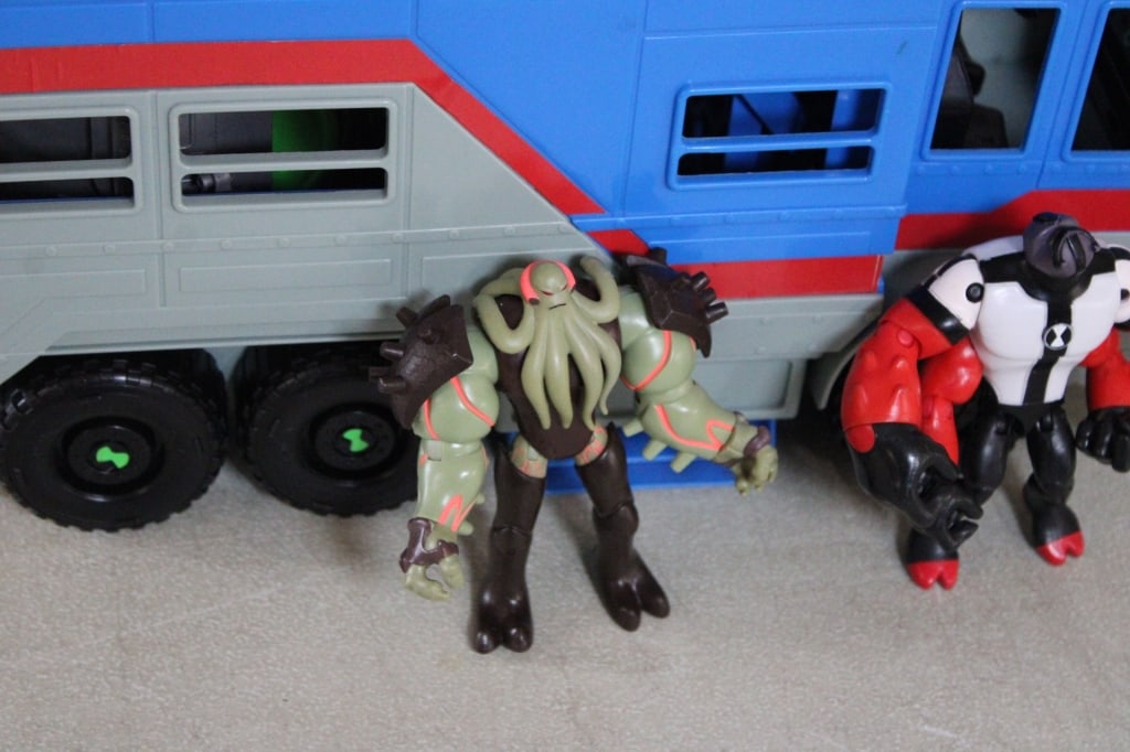 Ben 10 Rust Bucket Play Set RV Transformer - 2