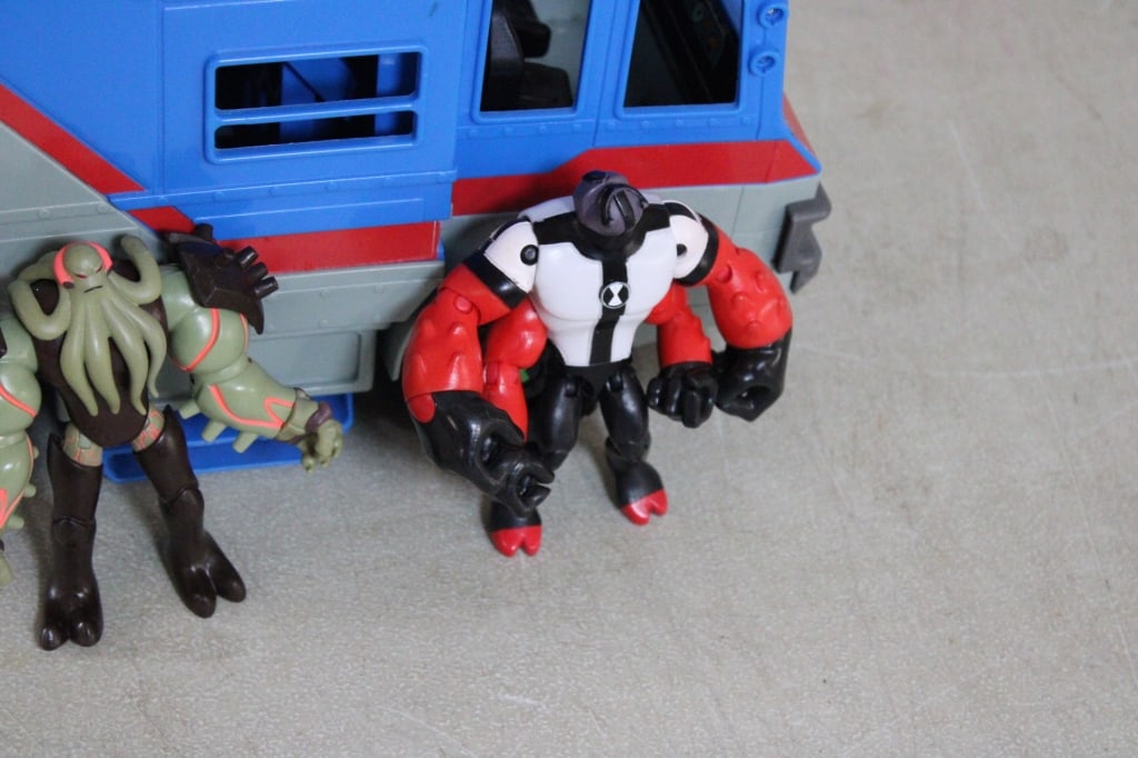 Ben 10 Rust Bucket Play Set RV Transformer - 3