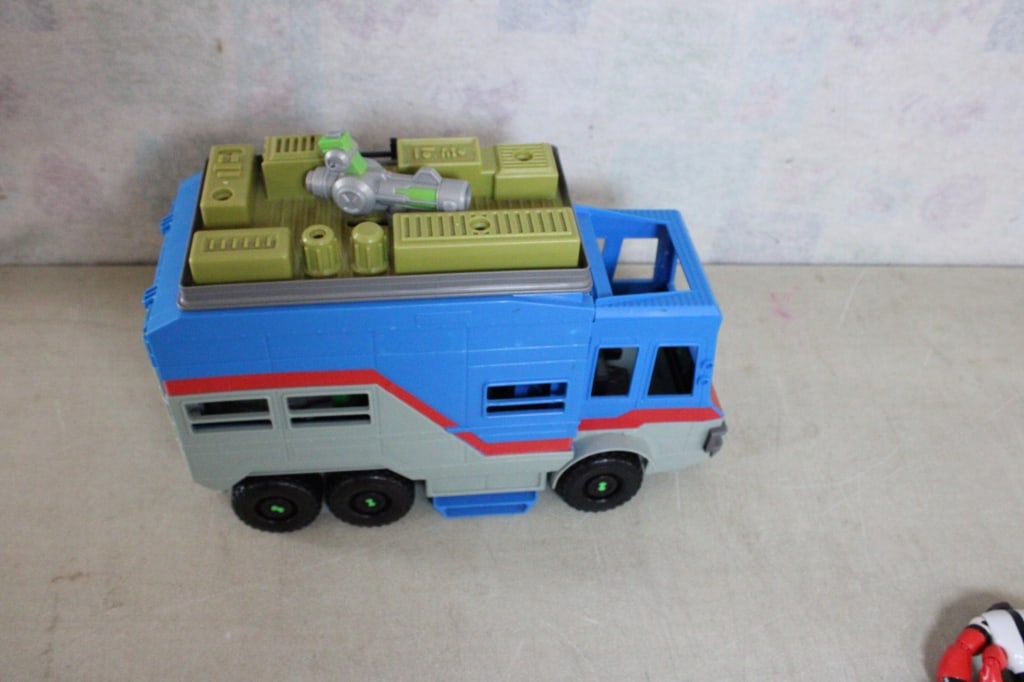 Ben 10 Rust Bucket Play Set RV Transformer - 9
