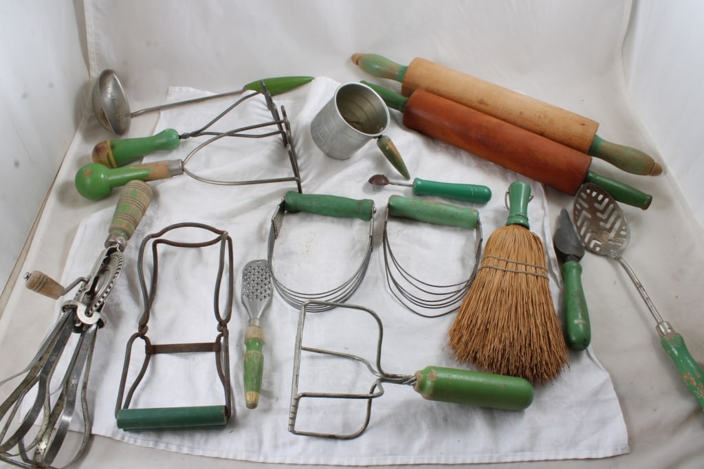 Antique Green Handle Kitchen Utensils: Antique Green Handle Kitchen Utensils - Lot Size 16" x 8" x 6". 7 Lbs. All information and photos, which are part of the description, are intended to be as accurate as possible, but errors are