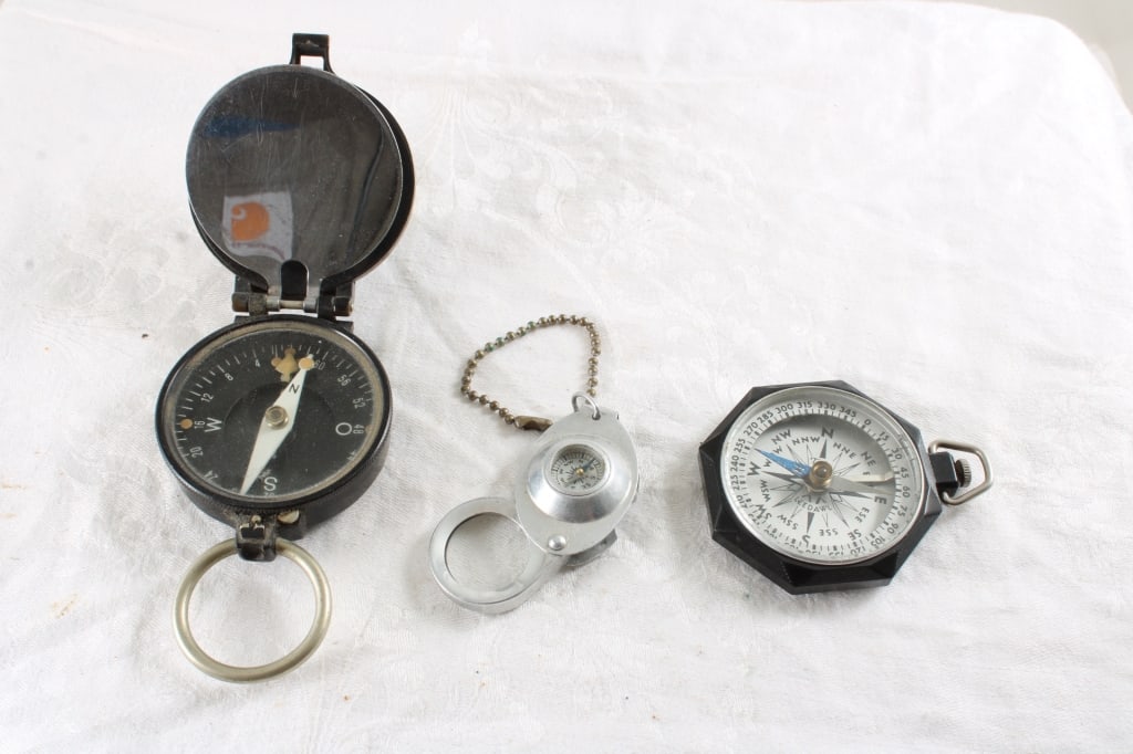 Military, Leedawl & Key Chain Compasses: Military, Leedawl & Key Chain Compasses - Lot Size 4" x 3" x 2". .5 Lb. All information and photos, which are part of the description, are intended to be as accurate as possible, but errors are possib