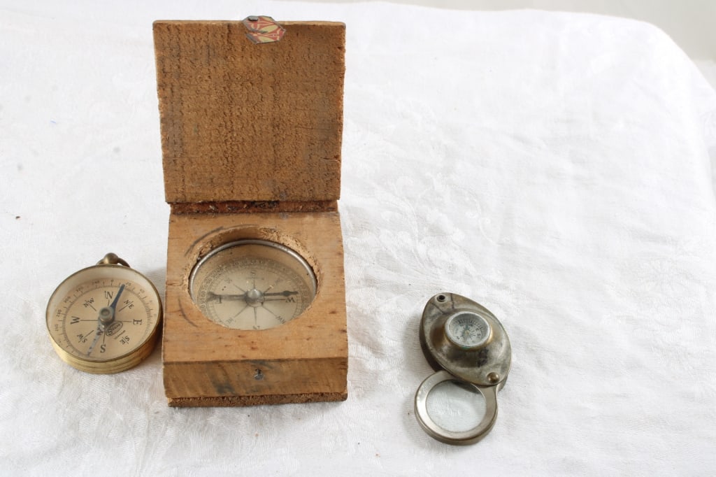 Occupied Japan, Bavaria & Germany Compasses: Occupied Japan, Bavaria & Germany Compasses - Bavaria in wooden case. Lot Size 3" x 3" x 2". .5 Lb. All information and photos, which are part of the description, are intended to be as accurate as pos