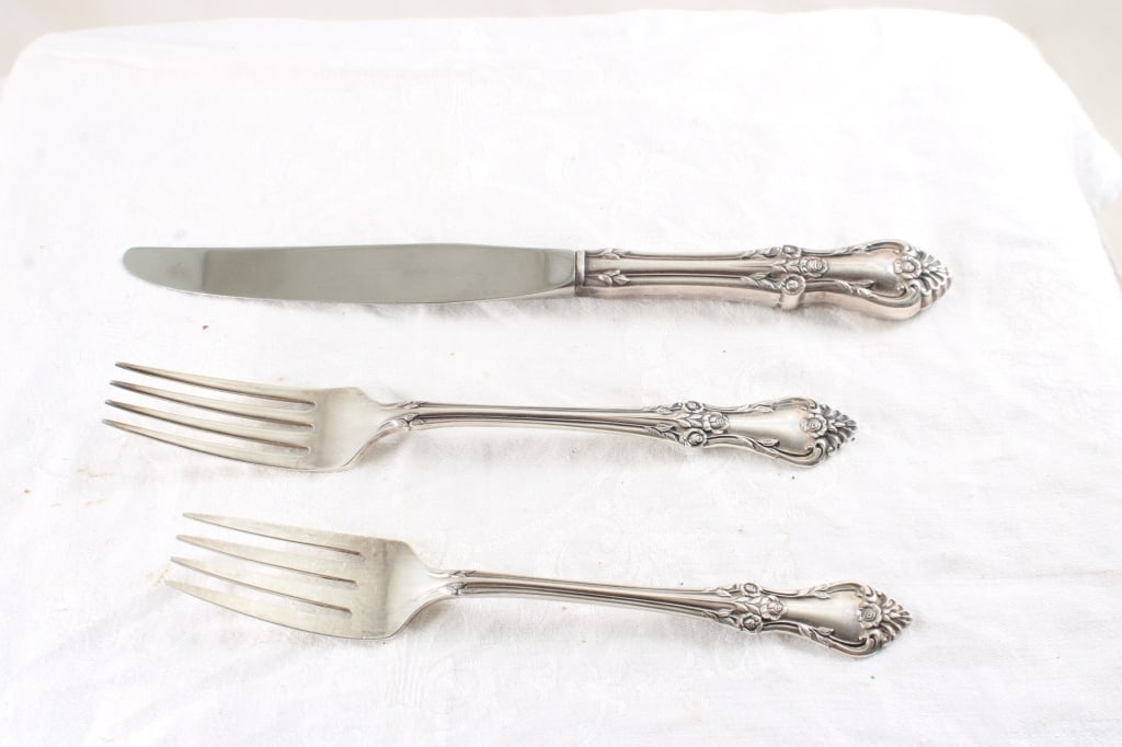 Sterling Silver Oneida Afterglow 2 Forks & Knife: Sterling Silver Oneida Afterglow 2 Forks & Knife - Salad Fork, Dinner Fork and Dinner Knife. 148.9 Grams. Lot Size 9" x 2" x 1". .5 Lb. All information and photos, which are part of the description,