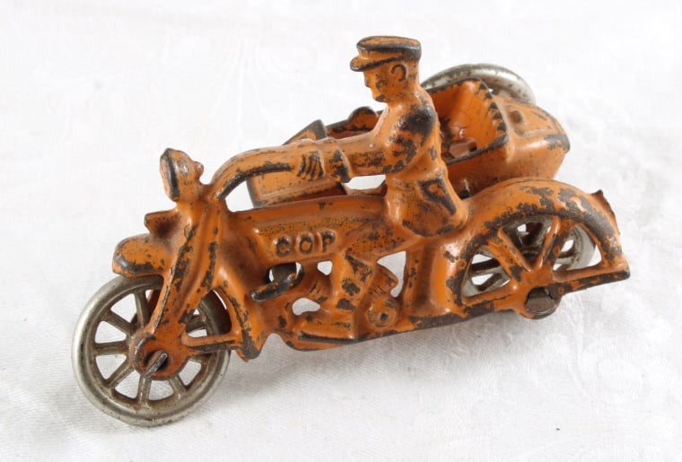 1930's Hubley Cast Iron Cop Motorcycle Side Car: 1930's Hubley Cast Iron Cop Motorcycle Side Car - Lot Size 5" x 3" x 3". 1 Lb. All information and photos, which are part of the description, are intended to be as accurate as possible, but errors