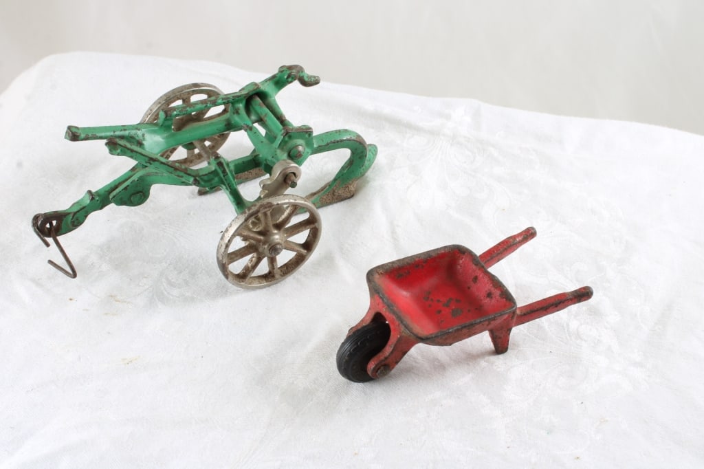 Arcade Cast Iron Toy Plow & Wheelbarrow (1 of 15)