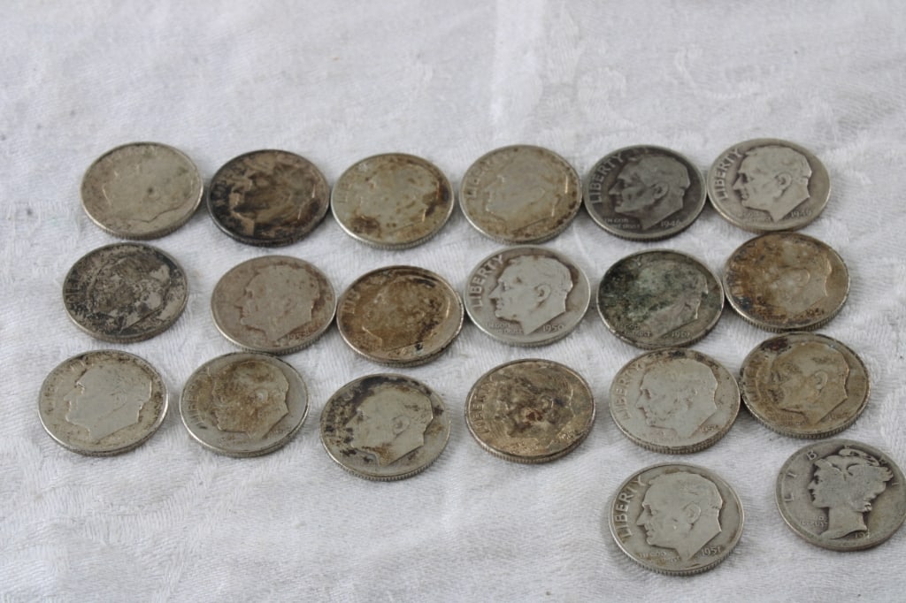 19 Roosevelt Silver Dimes & 1 Mercury Dime (1 of 20)