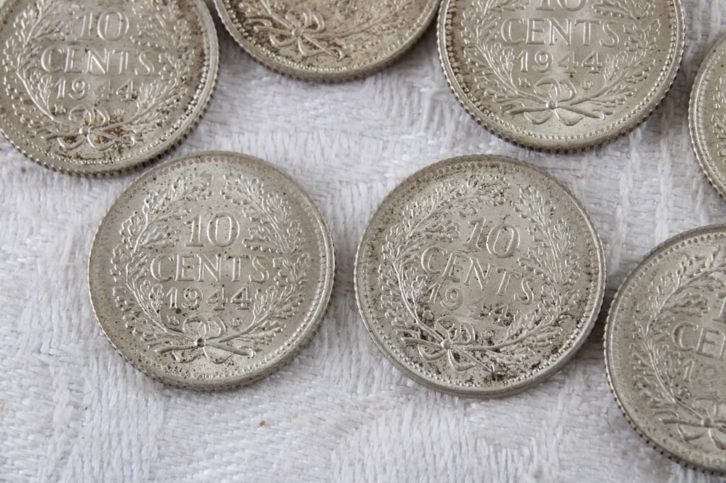 15 Netherlands 64% Silver Dimes - 11