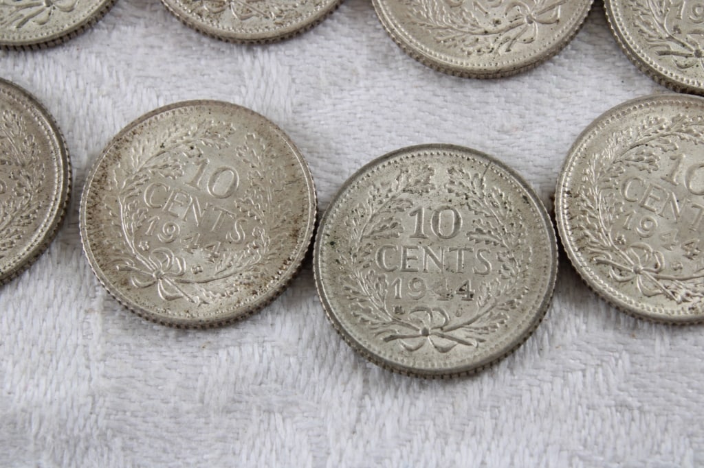 15 Netherlands 64% Silver Dimes - 15