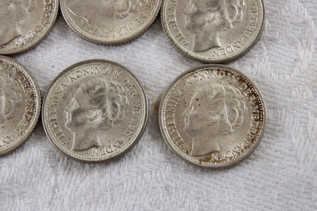 15 Netherlands 64% Silver Dimes - 3