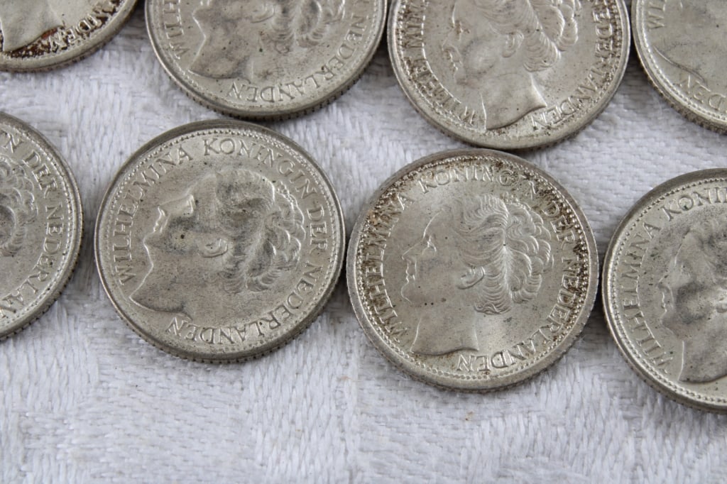 15 Netherlands 64% Silver Dimes - 5