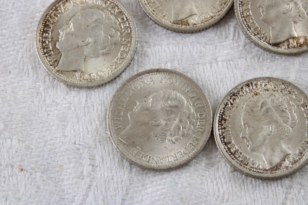 15 Netherlands 64% Silver Dimes - 9