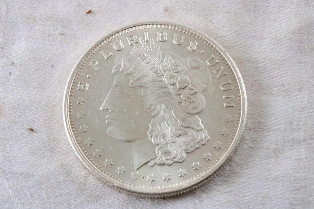 1 Troy Oz .999 Fine Silver Lady Liberty Round: 1 Troy Oz .999 Fine Silver Lady Liberty Round - Lot Size 2" x 2" x 1". .5 Lb. All information and photos, which are part of the description, are intended to be as accurate as possible, but errors are