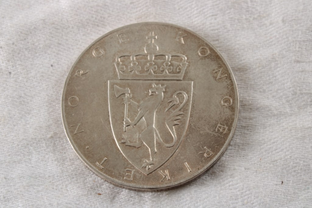 1964 Norway 10 Croner Crown 90% Silver: 1964 Norway 10 Croner Crown 90% Silver - Lot Size 2" x 2" x 1". .5 Lb. All information and photos, which are part of the description, are intended to be as accurate as possible, but errors are
