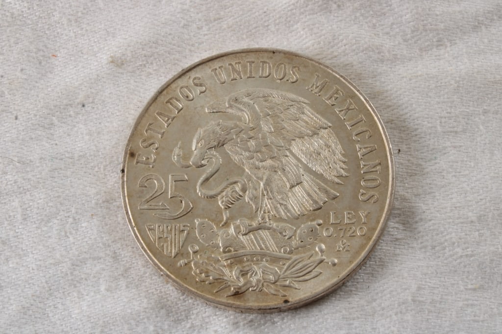 1968 Mexico 25 Pesos 72% Silver Coin: 1968 Mexico 25 Pesos 72% Silver Coin - Lot Size 2" x 2" x 1". .5 Lb. All information and photos, which are part of the description, are intended to be as accurate as possible, but errors are