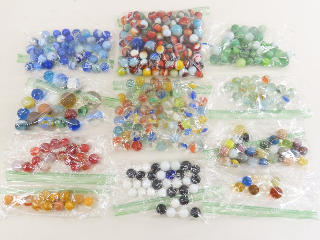 Collection of Vintage Marbles, some shooters: Collection of Vintage Marbles, some shooters - LOT SIZE: 10x8x8" 3 LBS All information and photos, which are part of the description) are intended to be as accurate as possible, but errors are