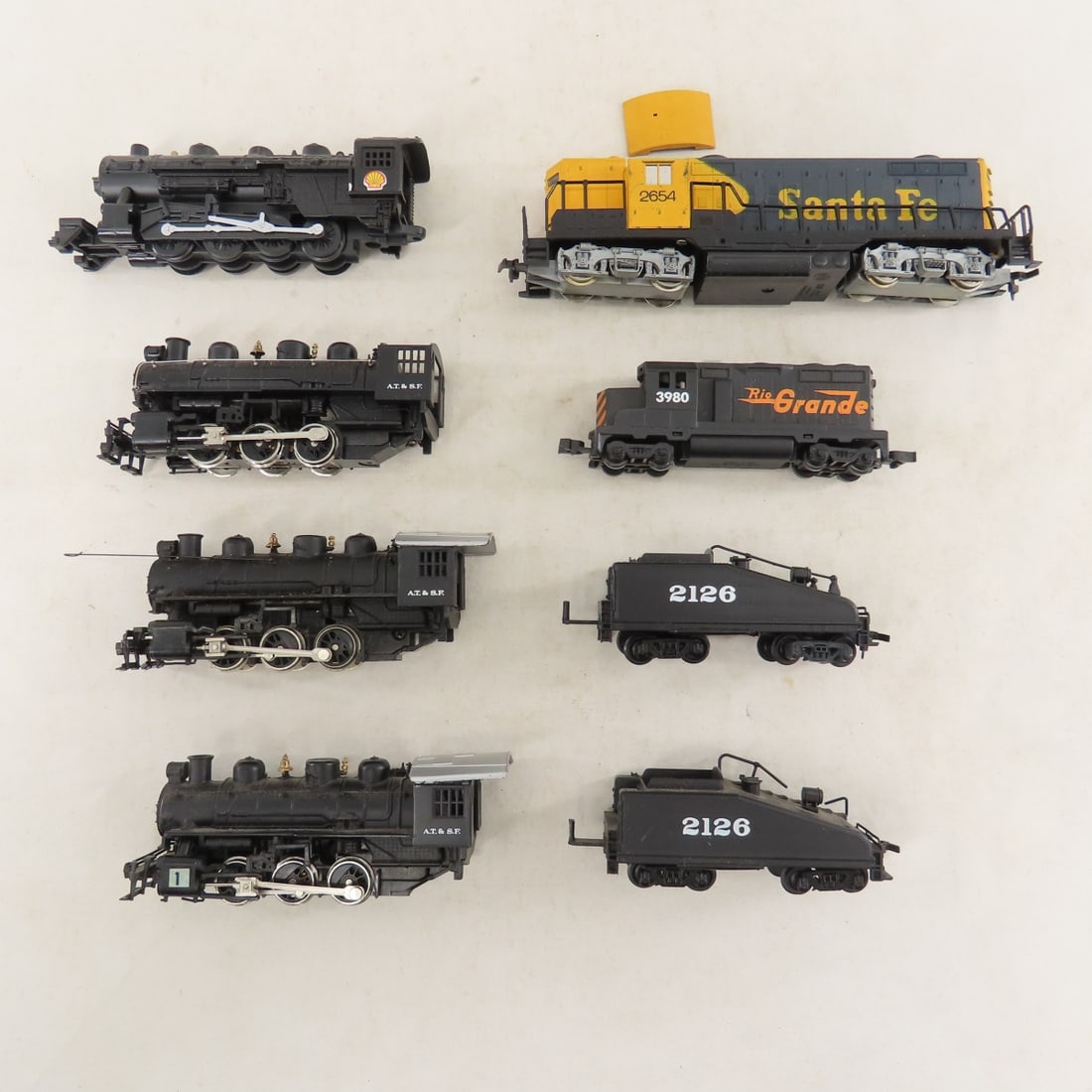 Santa Fe Engines and Loose HO Train Cars - 3
