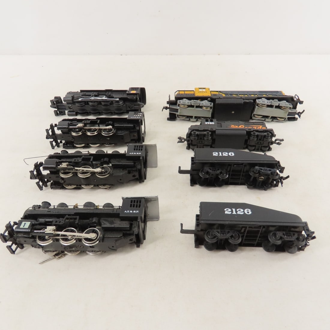 Santa Fe Engines and Loose HO Train Cars - 4