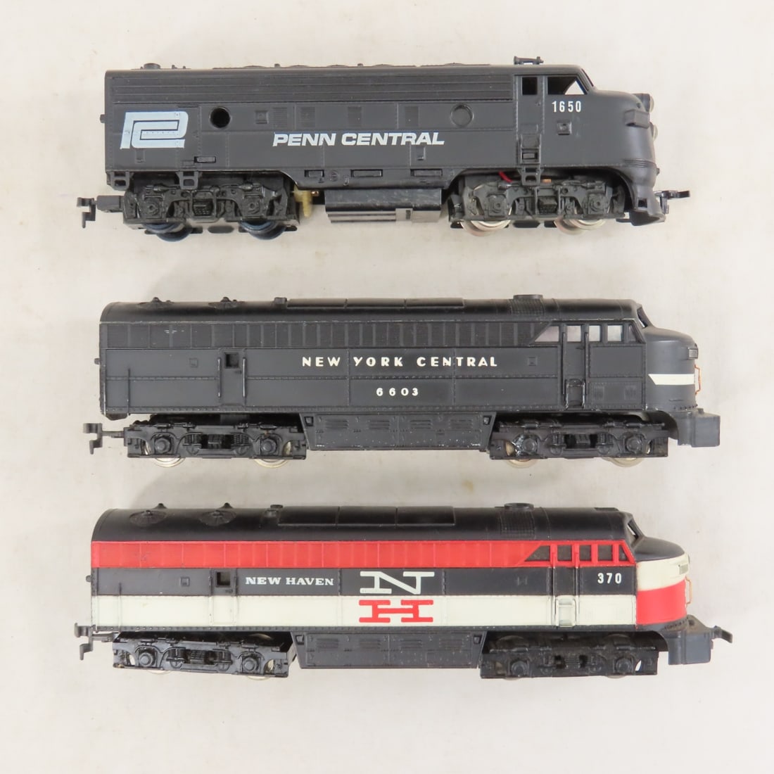 NYC, NH and Penn Engines & Assorted Loose HO Cars - 2