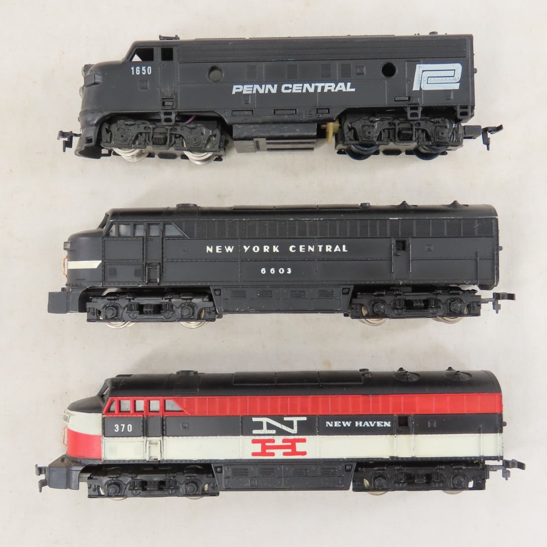 NYC, NH and Penn Engines & Assorted Loose HO Cars - 3
