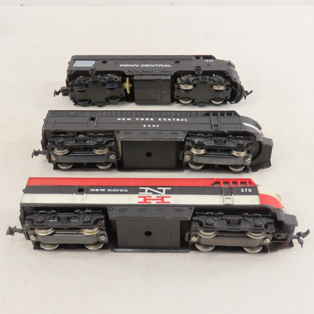 NYC, NH and Penn Engines & Assorted Loose HO Cars - 4