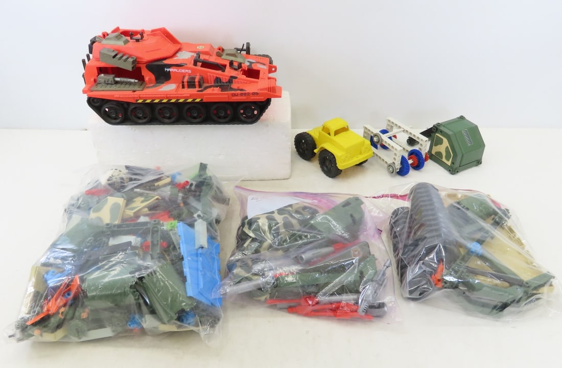 Fisher Price Construx Figures & parts, Lanard Tank: Fisher Price Construx Figures & parts, Lanard Tank - bags of parts and pieces. LOT SIZE" 16x16x16" 8 LBS All information and photos, which are part of the description) are intended to be as accurate