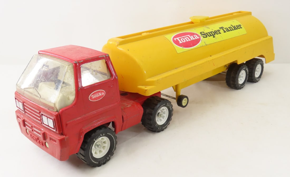 Vintage Tonka Super Tanker Pressed Steel & Plastic: Vintage Tonka Super Tanker Pressed Steel & Plastic - no Cracks in Windows. LOT SIZE: 20x12x8" 6 LBS All information and photos, which are part of the description) are intended to be as accurate as pos