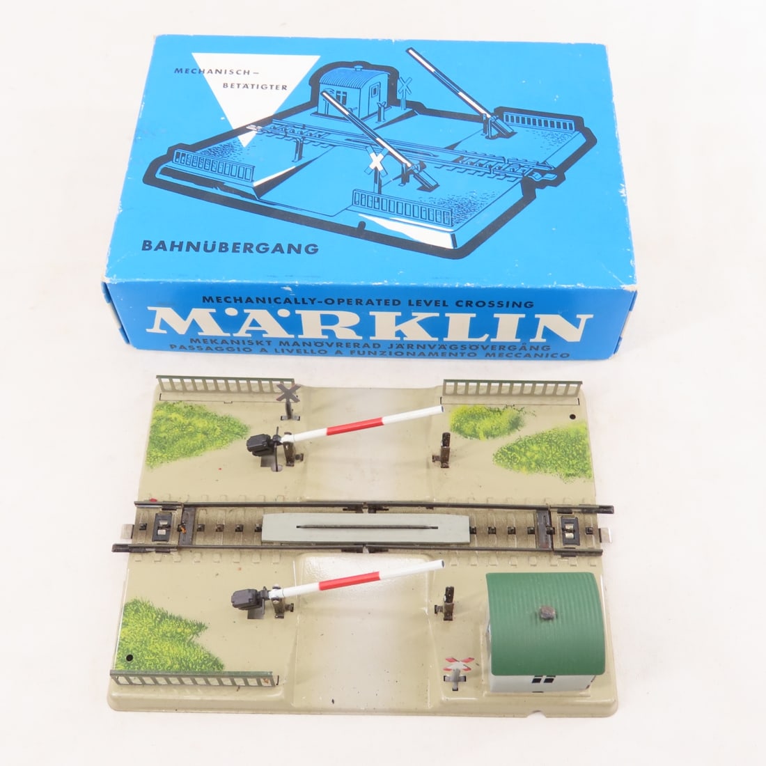 Marklin HO Engine & Cars and Crossing Gate in Box - 2