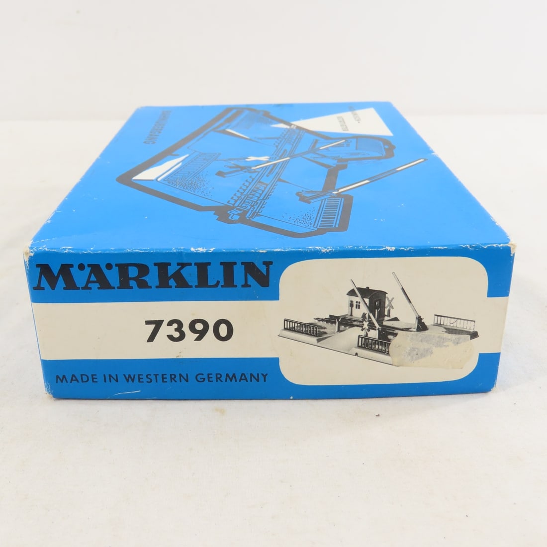 Marklin HO Engine & Cars and Crossing Gate in Box - 7