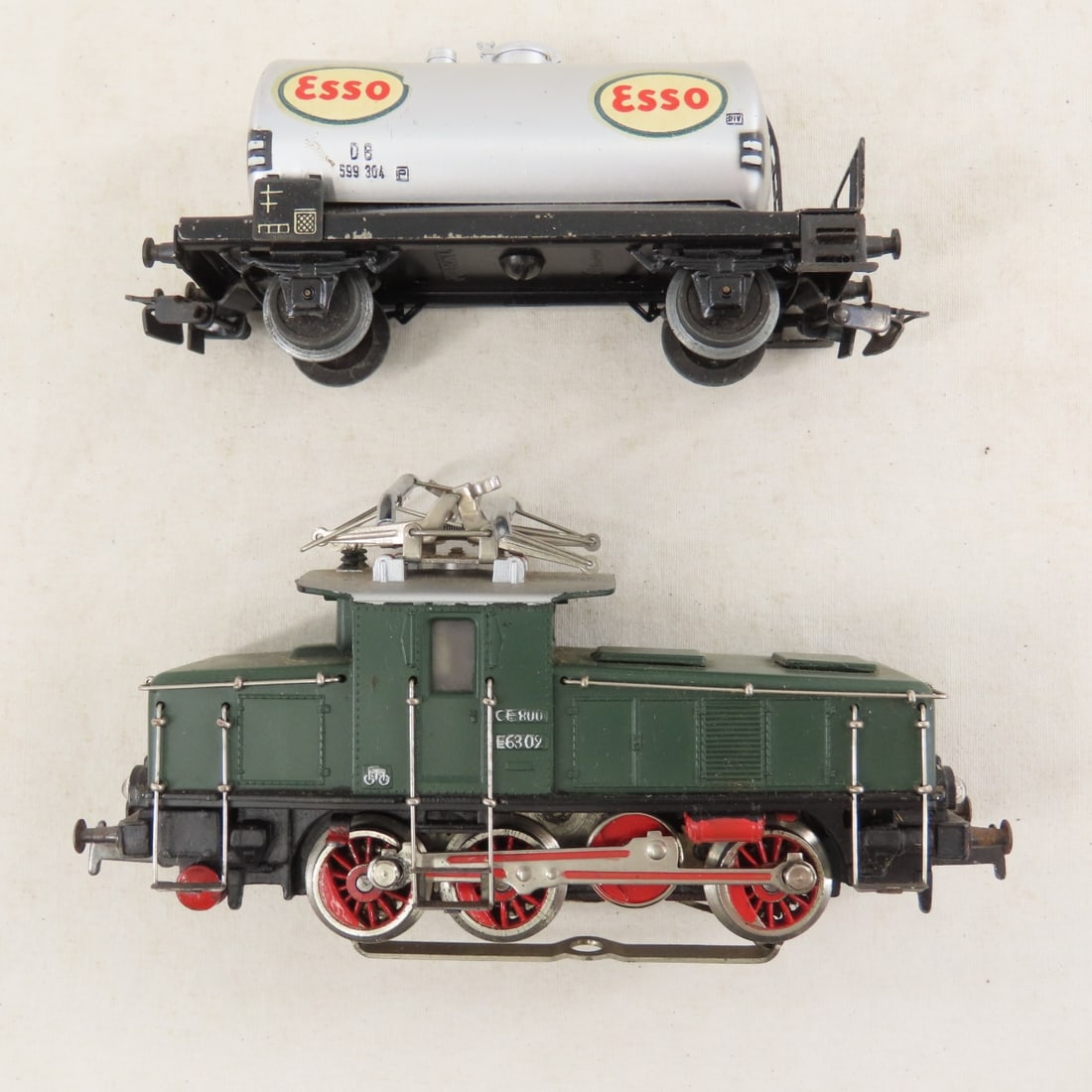 Marklin HO Engine & Cars and Crossing Gate in Box - 8