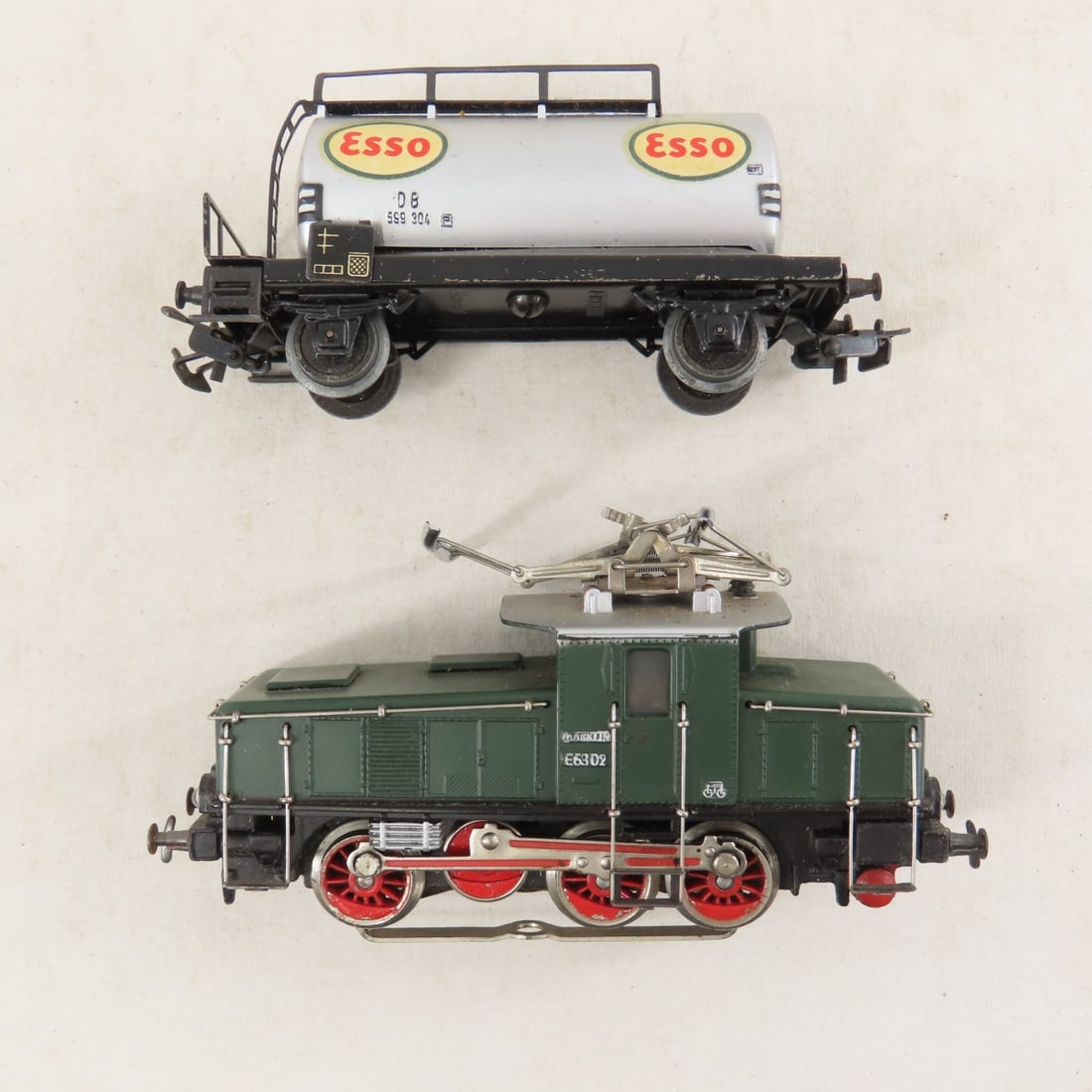 Marklin HO Engine & Cars and Crossing Gate in Box - 9