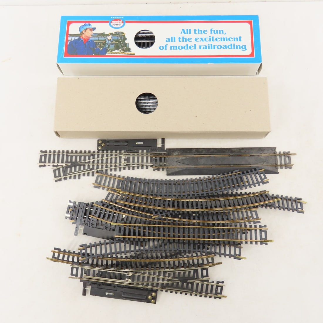 Model Power Santa FE Diesel HO Set & Accessories - 17